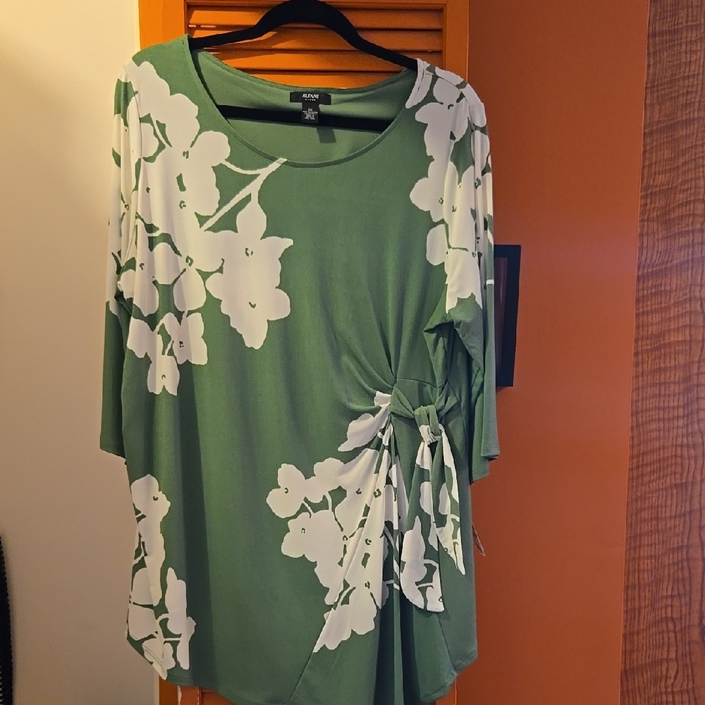 Alfani Women's Green Floral Top